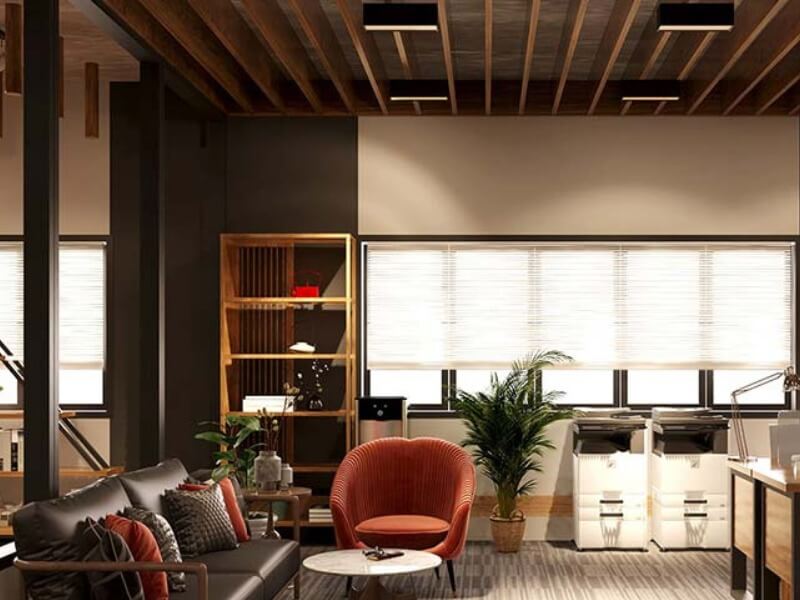 Phòng khách hiện đại với sofa, ghế đỏ, kệ sách gỗ, cây xanh và ánh sáng tự nhiên từ cửa sổ.