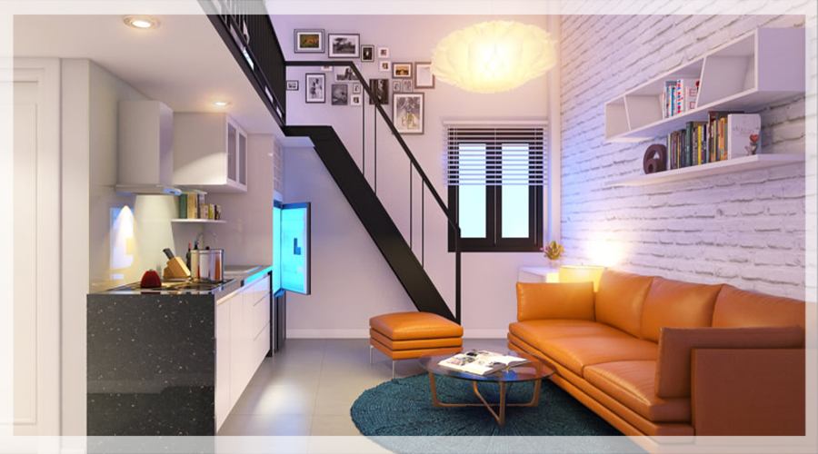 Phòng khách hiện đại với sofa da cam, bàn trà nhỏ, kệ sách treo tường và cầu thang sắt, tạo ánh sáng ấm áp.