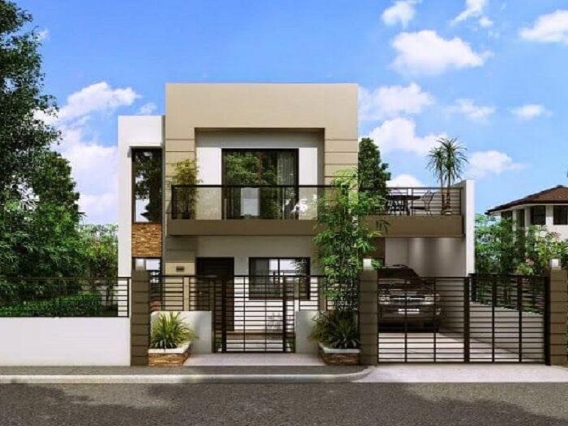 Ngôi nhà hai tầng kiểu hiện đại với mặt tiền rộng rãi, cây xanh và gara xe, dưới bầu trời trong xanh.