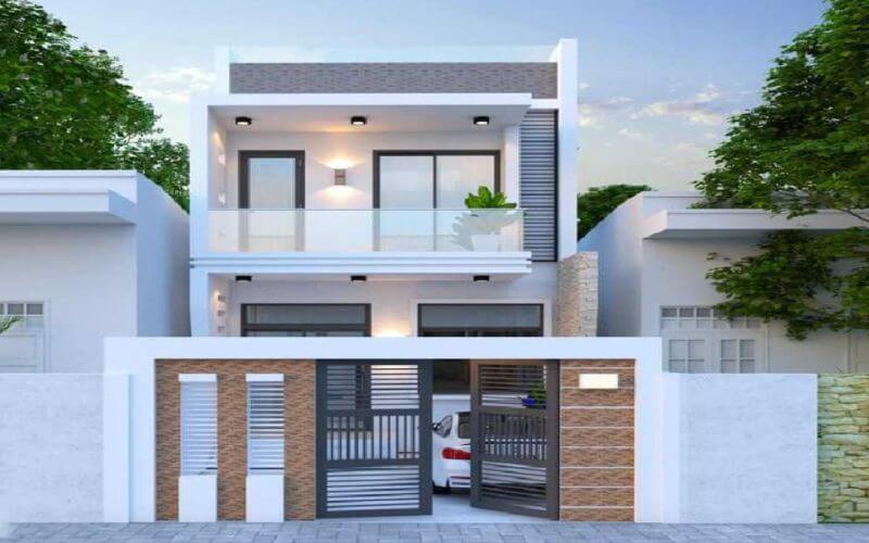 Nhà phố hiện đại 2 tầng cùng ban công kính, mặt tiền trắng nổi bật, và cửa sắt tạo nên thiết kế tối giản cao cấp.