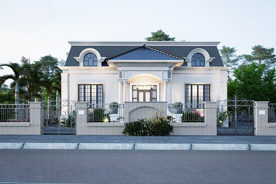 Ngôi nhà hai tầng kiểu cổ điển với sân vườn và hàng rào kim loại trước, thiết kế cân đối và tinh tế.