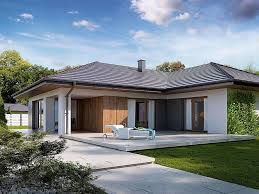 Biệt thự hiện đại với sân vườn rộng và mái ngói, bầu trời thoáng đãng đầy mây.