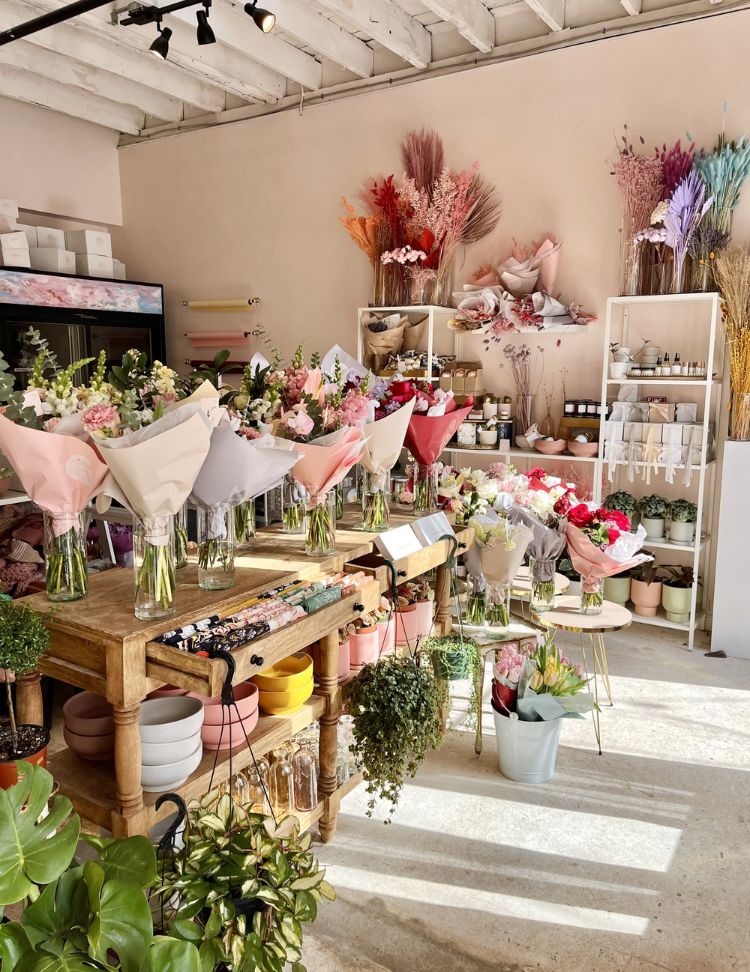 Tiệm hoa tươi sáng tạo, rực rỡ với các bó hoa đa dạng, nội thất mộc mạc và ánh sáng tự nhiên.