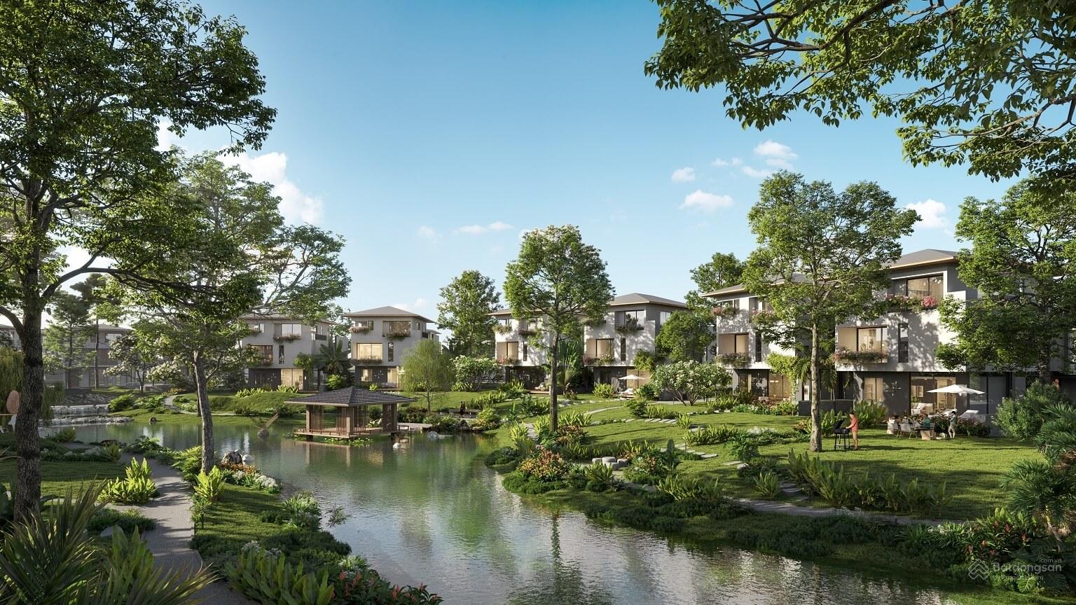 20241025114020-2efe_wm Khu biệt thự hiện đại với hồ nước, cây xanh, và đường mòn quanh co dưới bầu trời trong xanh.