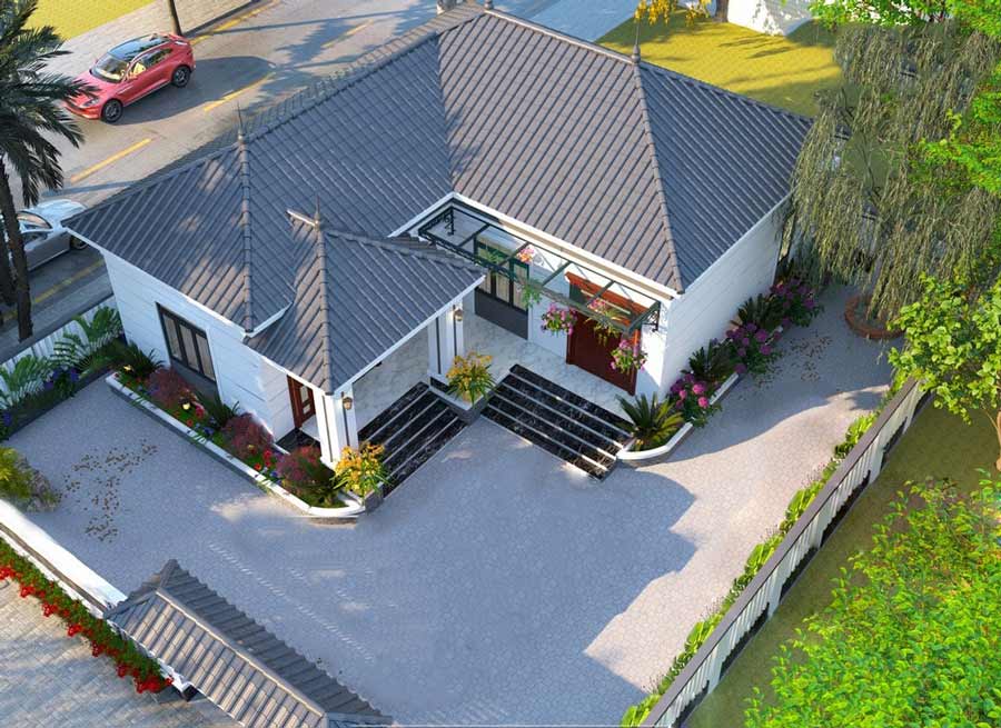 Ngôi nhà một tầng hiện đại với mái ngói xám và sân rộng, nhìn từ trên cao.
