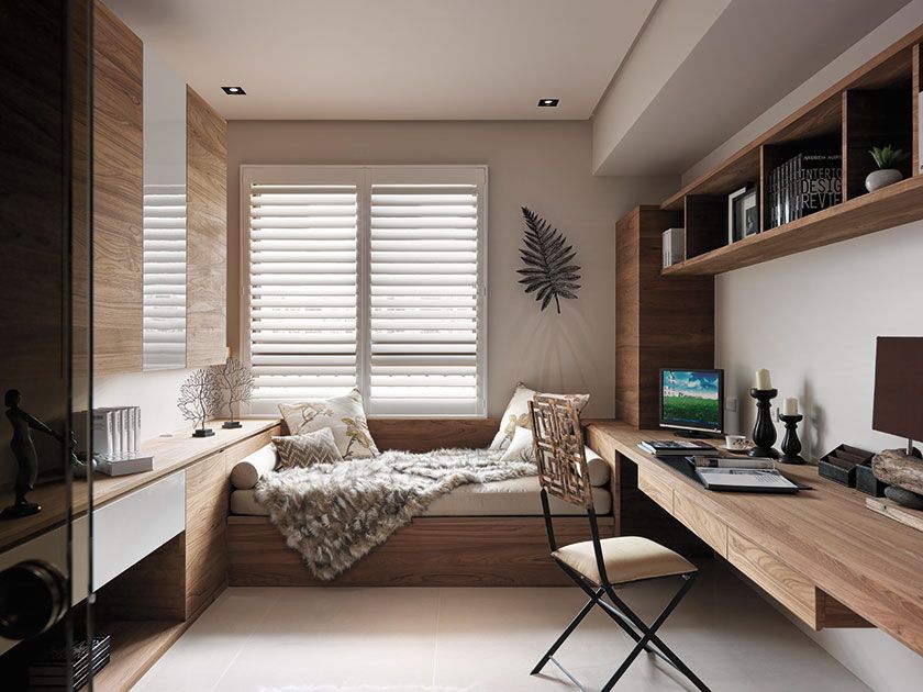 Phòng làm việc tại nhà phong cách hiện đại với nội thất gỗ, cửa sổ rộng và ghế ngồi thoải mái.