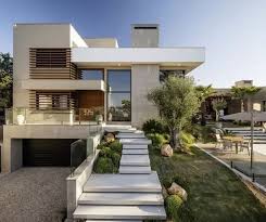 Nhà hiện đại với bậc thang trắng, cửa kính lớn, cây xanh trang trí xung quanh, kiến trúc sư phong cách tối giản.