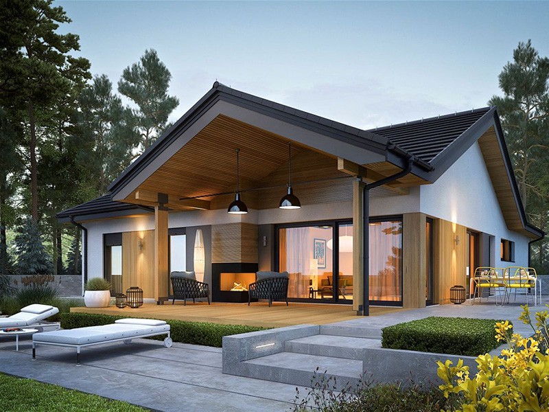 Nhà hiện đại với sân vườn, cửa kính lớn, nội thất ánh sáng vàng, thiết kế gỗ và cây xanh vây quanh.