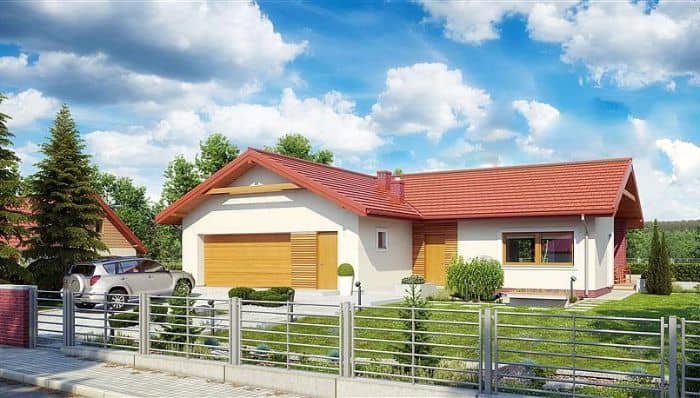 Nhà mái đỏ hiện đại với sân vườn rộng rãi, cây xanh, hàng rào kim loại và ô tô đậu cạnh, dưới bầu trời xanh mây.