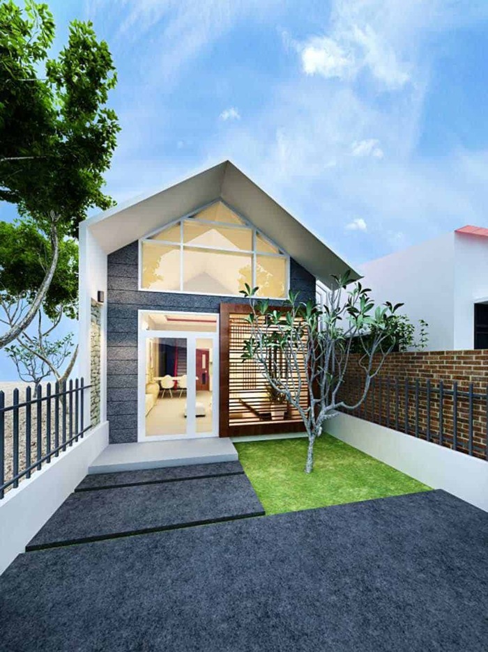 Ngôi nhà hiện đại với mái dốc và cửa kính lớn, sân vườn xanh, hàng rào kim loại và cây lớn bên lối vào.