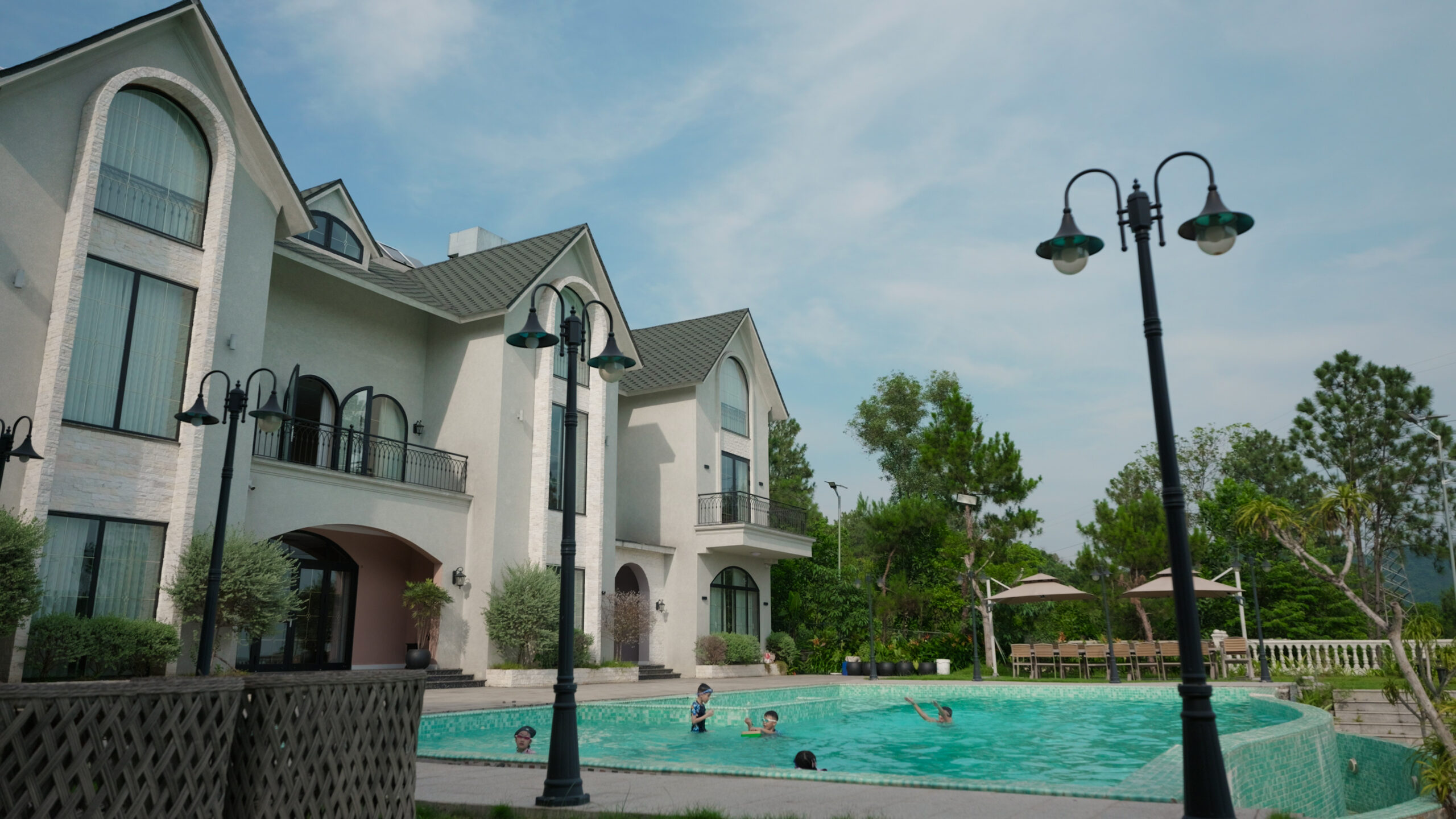 25-scaled-1 Biệt thự sang trọng với hồ bơi ngoài trời, cây xanh xung quanh, bầu trời trong xanh.