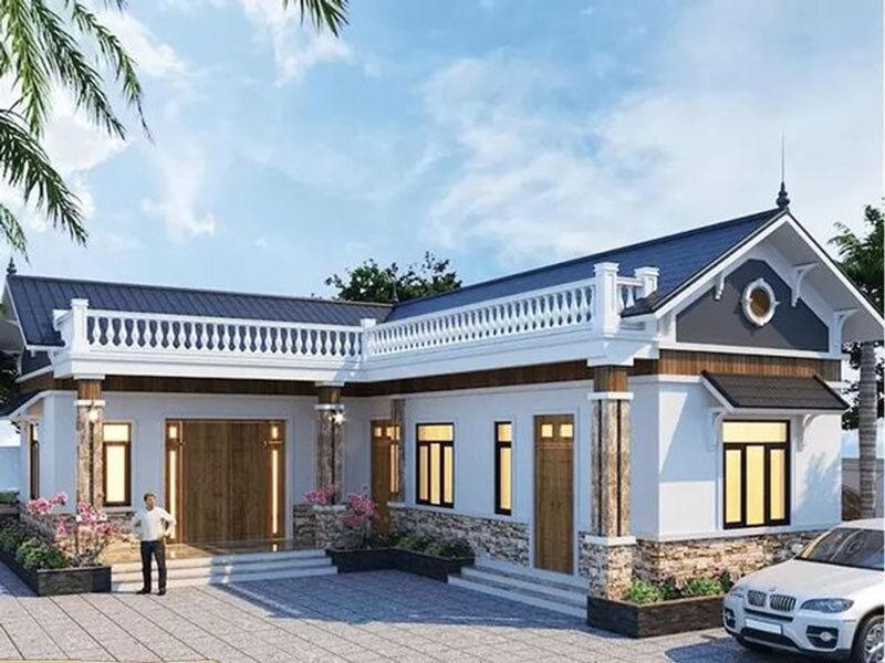 Ngôi nhà vườn cấp 4 phong cách hiện đại, mái thái, sân rộng rãi với cây xanh, xe ô tô đỗ phía trước.