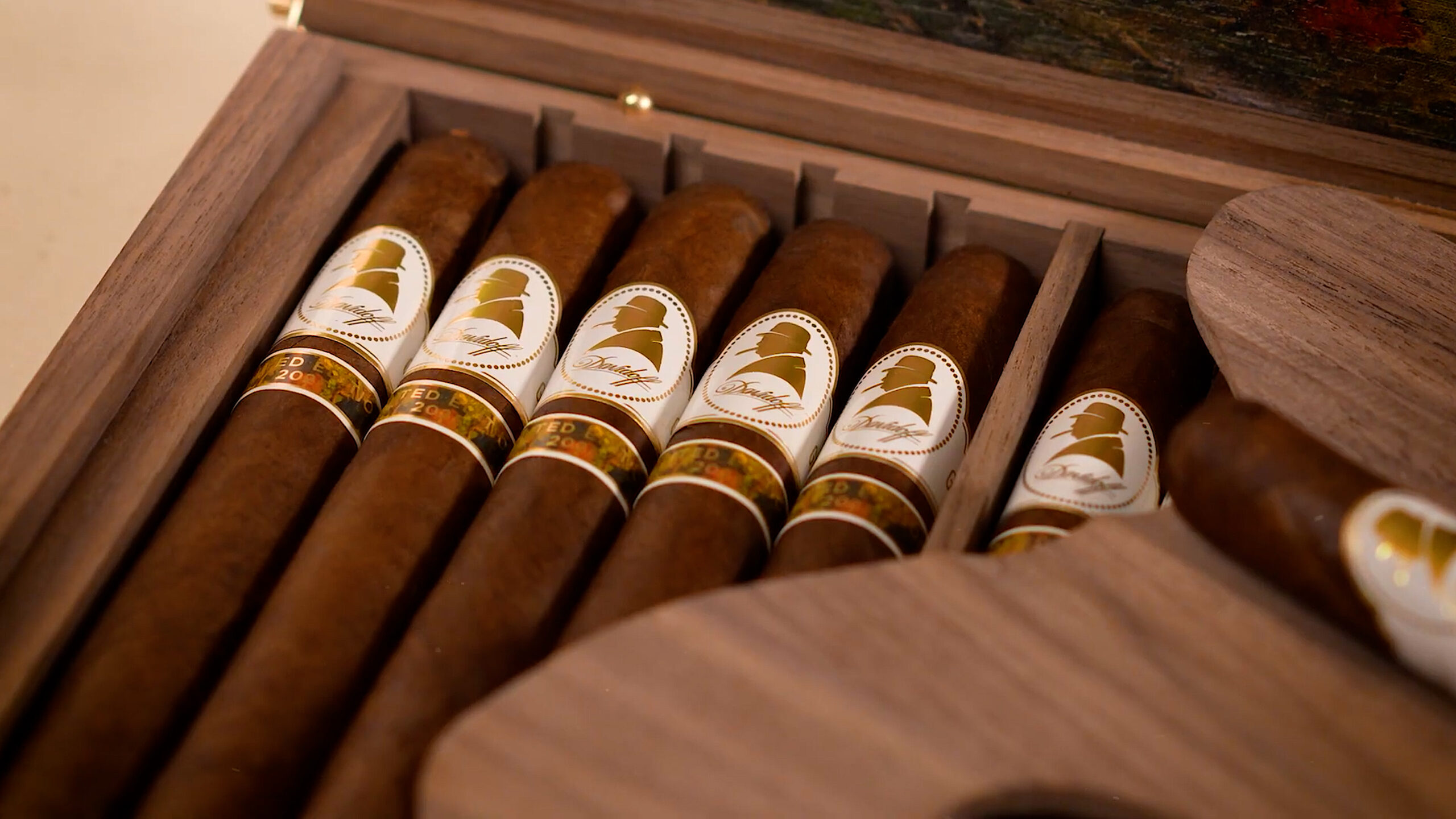 Xì gà sang trọng trong hộp gỗ cao cấp, mang đến hương vị thượng lưu và đậm chất nghệ thuật.