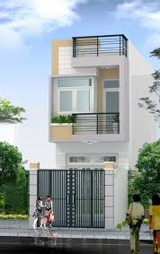 Nhà phố hiện đại 3 tầng với cổng sắt và ban công, cây xanh xung quanh.