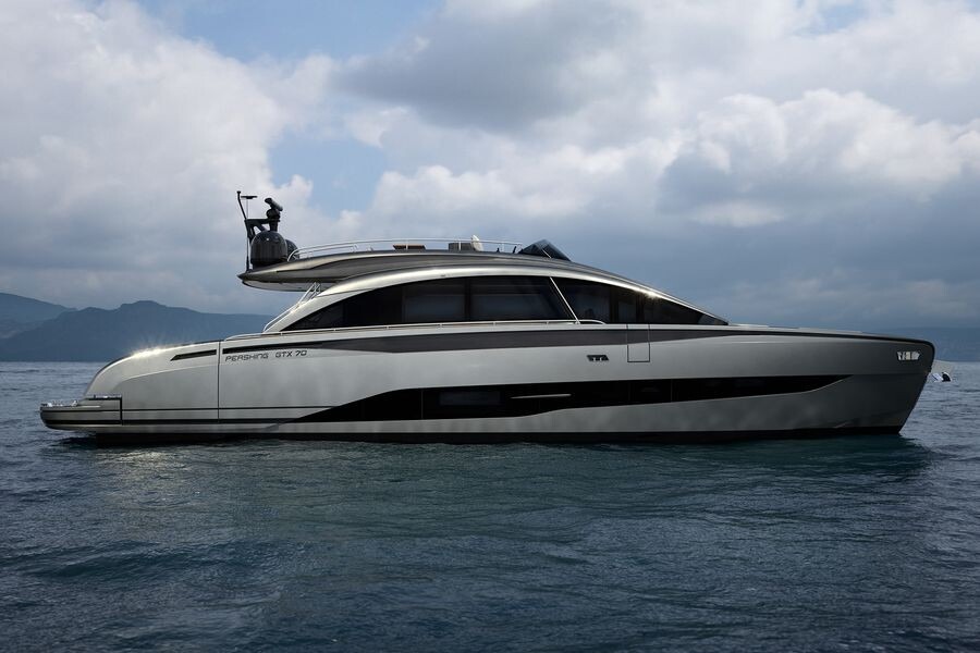 Du thuyền sang trọng trên biển xanh, dưới bầu trời nhiều mây.