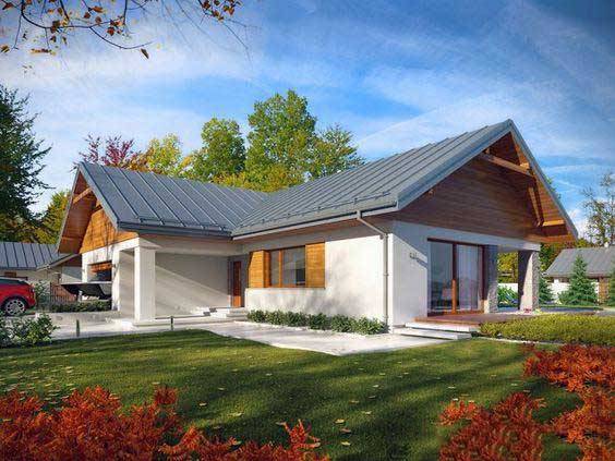 Nhà hiện đại với mái tôn màu xám và sân vườn xanh mướt, bao quanh bởi cỏ và cây cối mùa thu.