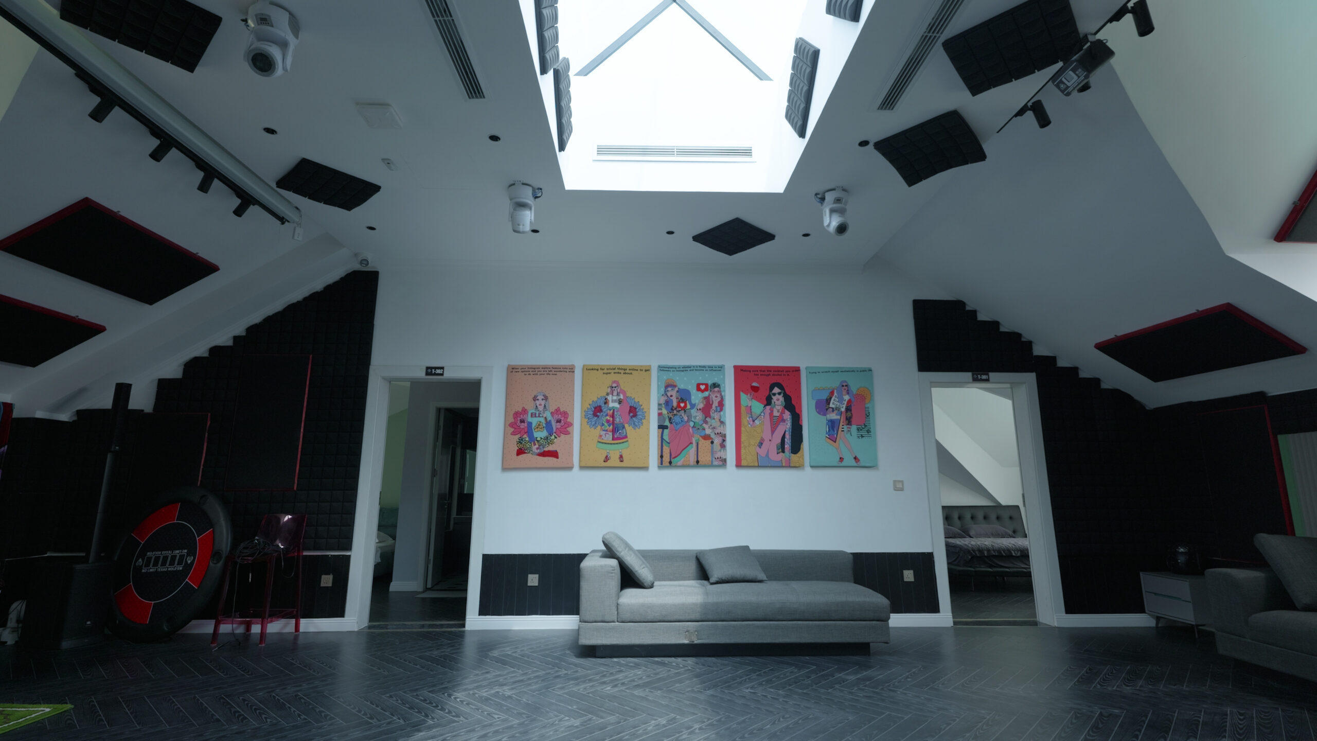 35-scaled-1 Phòng khách hiện đại với ghế sofa xám, trần cao và tranh nghệ thuật treo tường.