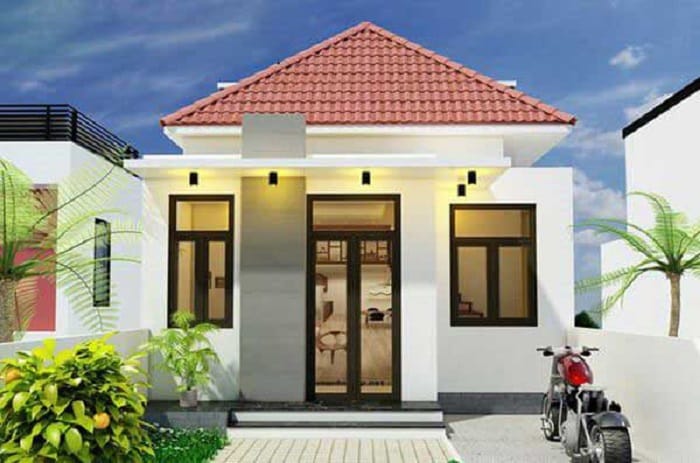 Ngôi nhà cấp 4 mái ngói đỏ, cửa kính hiện đại với sân và xe máy đặt phía trước, cây xanh tạo bầu không khí trong lành.