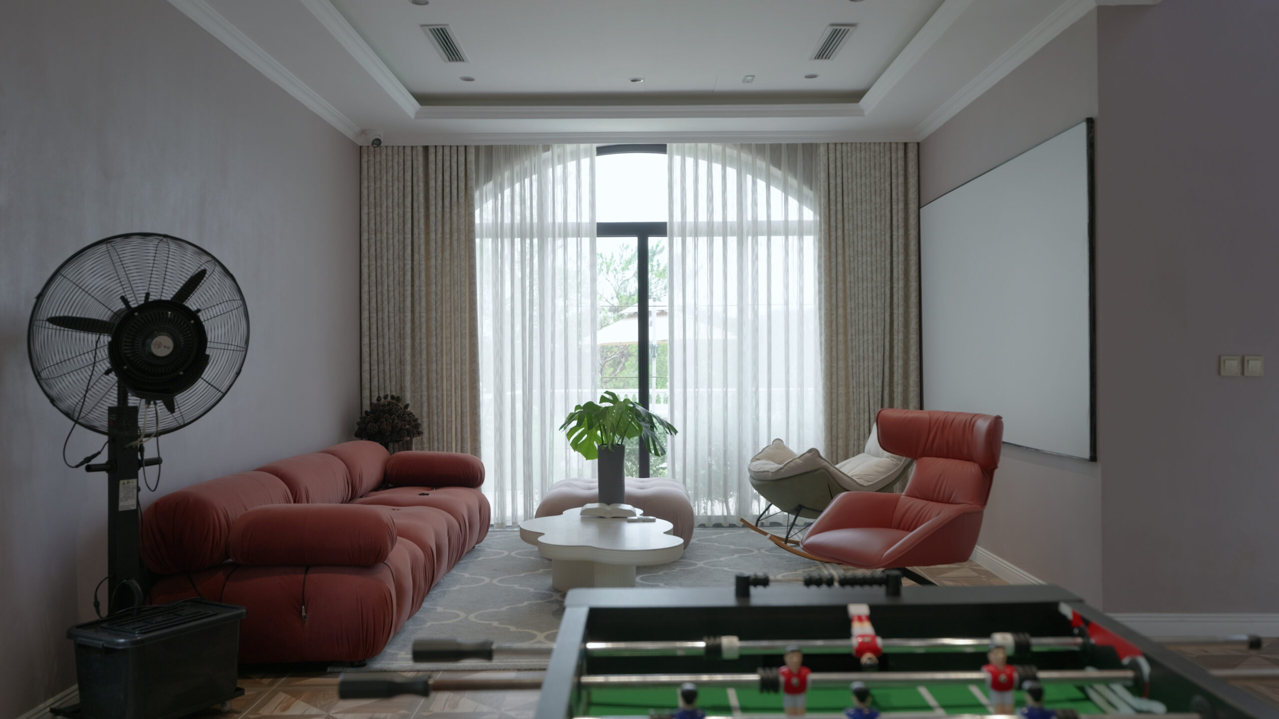 36-scaled-1 Phòng khách hiện đại với ghế sofa đỏ, ghế bành và cây trang trí, ánh sáng tự nhiên từ cửa sổ lớn.