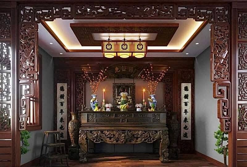 3zmx90g4qfcwovj6kpd2 Phòng thờ truyền thống với bàn thờ gỗ chạm khắc tinh xảo, đèn lồng treo và câu đối trang trí hai bên.