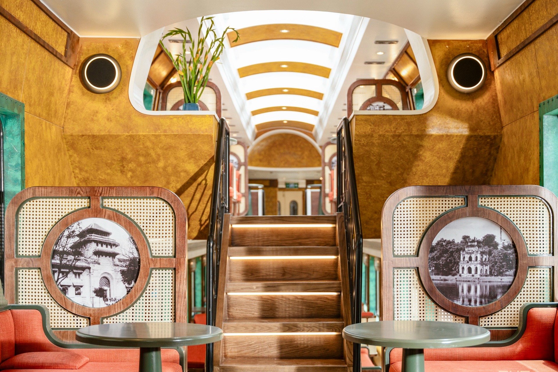 Nội thất sang trọng trong toa tàu với trang trí gỗ và ảnh nghệ thuật.