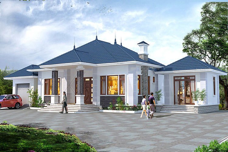 Nhà cấp 4 mái Thái đẹp có sân rộng, xe hơi đỗ cạnh, trời trong xanh, cây cối xung quanh, và người đi bộ phía trước.