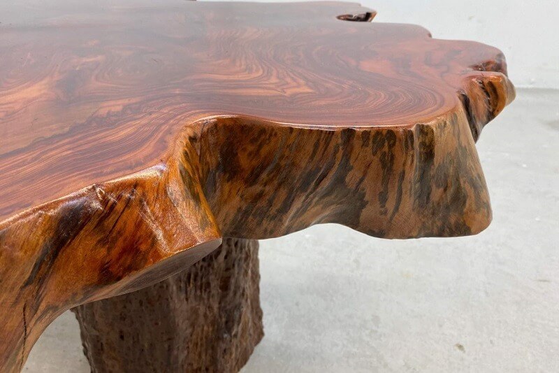 49kt7loxcnby5q2au1mg Bàn gỗ tự nhiên màu nâu đỏ, bề mặt vân gỗ nổi bật, phong cách mộc mạc và sang trọng.