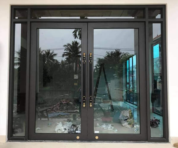 4d829cojyht3kwzfeprn Cửa kính cường lực hai cánh màu đen, thiết kế hiện đại, mang lại ánh sáng tự nhiên và phong cách cho ngôi nhà.
