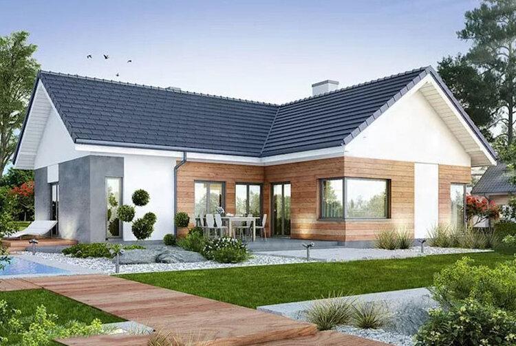 Ngôi nhà một tầng hiện đại với mái ngói xanh, sân vườn rộng rãi và lối đi lát gỗ.