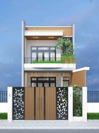 Nhà phố hiện đại hai tầng với cổng gỗ, ban công xanh và thiết kế tối giản.