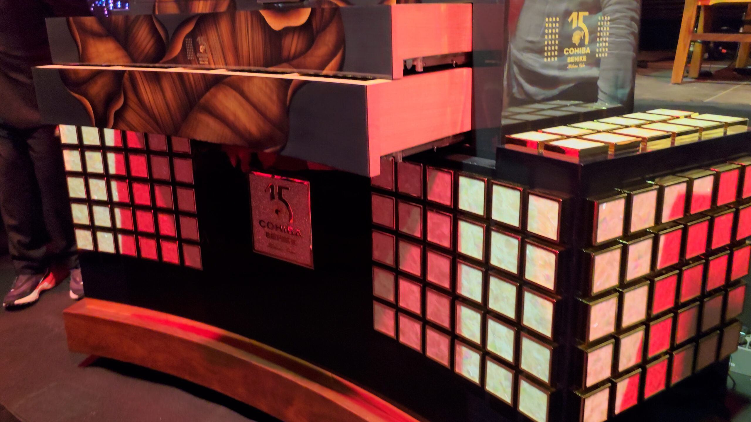 53-scaled-1 Kệ trưng bày Cohiba Behike với thiết kế sang trọng, xếp nhiều hộp nhỏ, ánh sáng đỏ nổi bật.