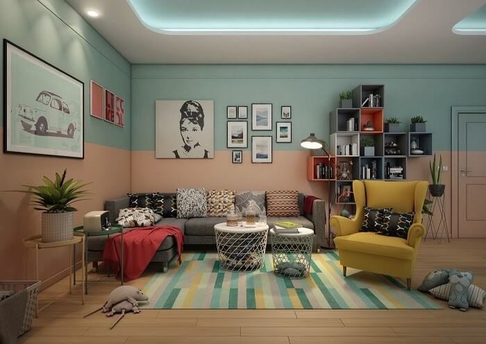 Phòng khách hiện đại với ghế sofa xám, ghế vàng, tranh treo và thảm nhiều màu sắc, không gian trang trí nghệ thuật.