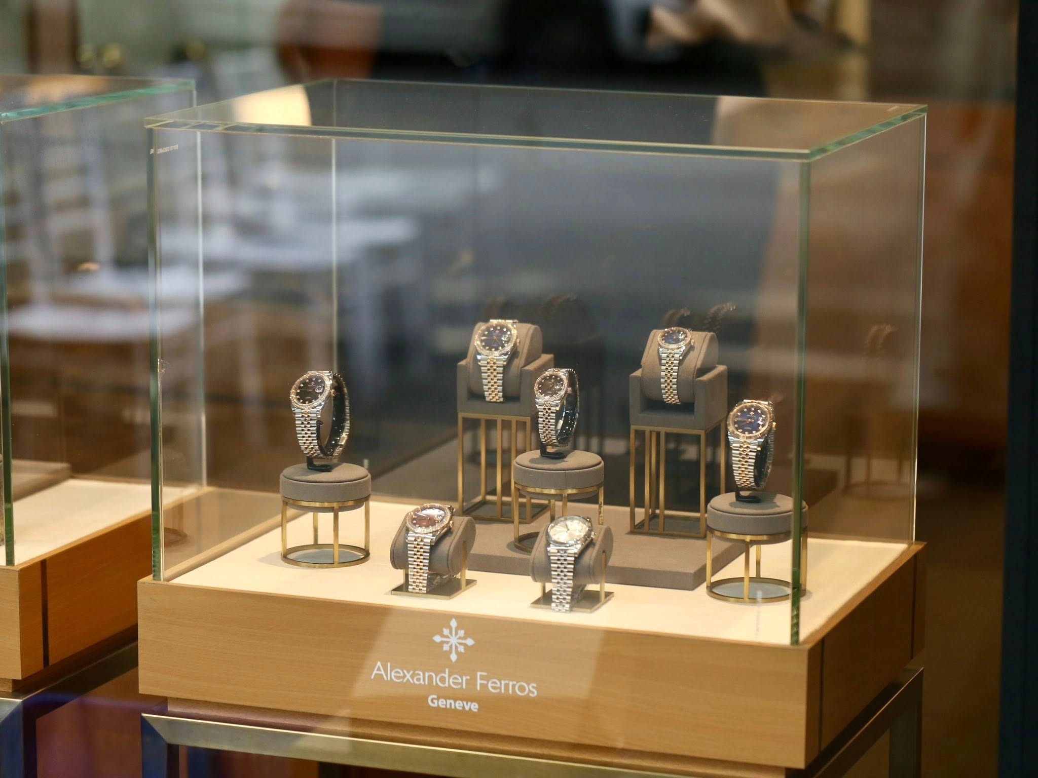 Hộp trưng bày đồng hồ sang trọng với nhiều mẫu khác nhau và đa dạng kích thước.