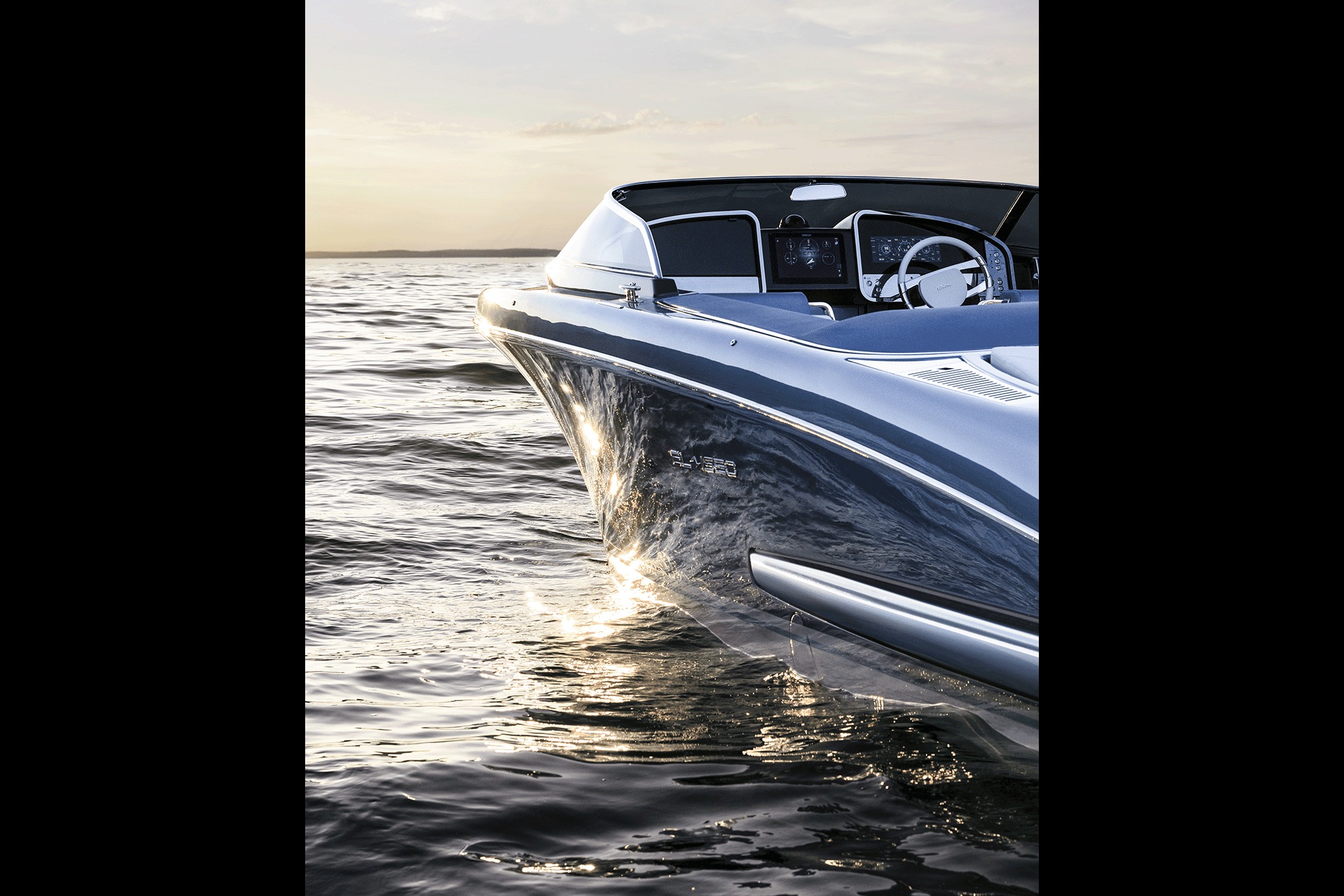 Du thuyền sang trọng lướt trên mặt nước sóng gợn, ánh sáng phản chiếu lấp lánh vào buổi hoàng hôn.