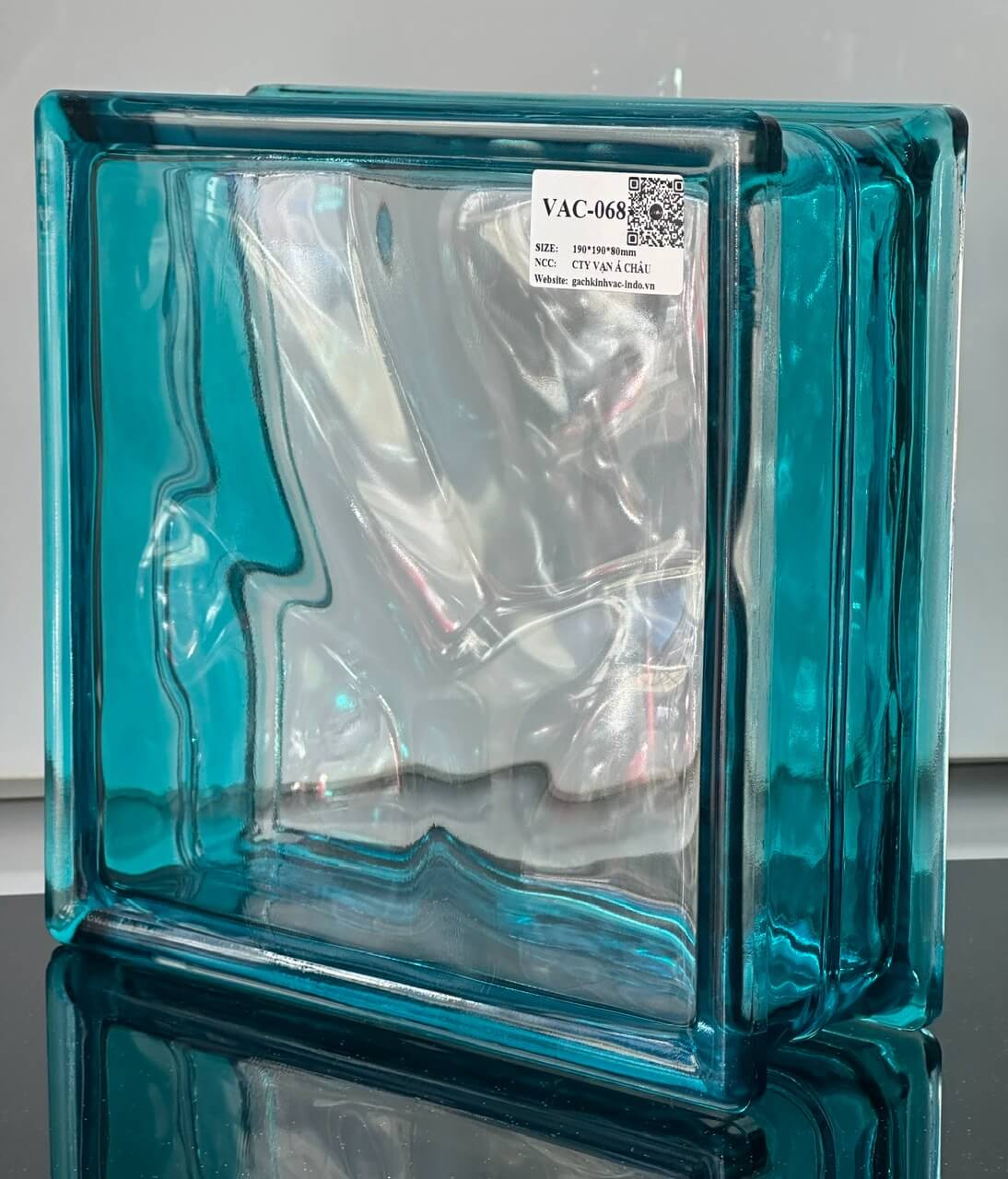 Khối gạch kính màu xanh biển, mã VAC-068, kích thước 190x190x80mm, phản chiếu ánh sáng tự nhiên.