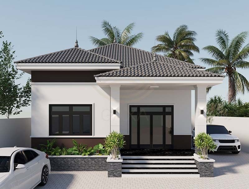 Nhà một tầng mái thái với vườn cọ, thiết kế hiện đại, hai ô tô đỗ trước sân.