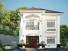 Ngôi nhà hai tầng hiện đại, mái ngói và sân vườn, giữa khung cảnh thiên nhiên xanh tươi.