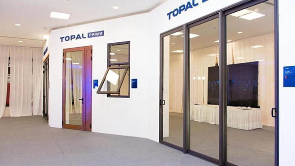 Cửa nhôm kính Topal trưng bày trong showroom, thiết kế hiện đại và sang trọng.