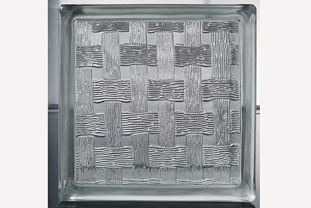 Khối kính họa tiết lưới vuông, nổi bật với các đường vân và hoạ tiết tinh tế.