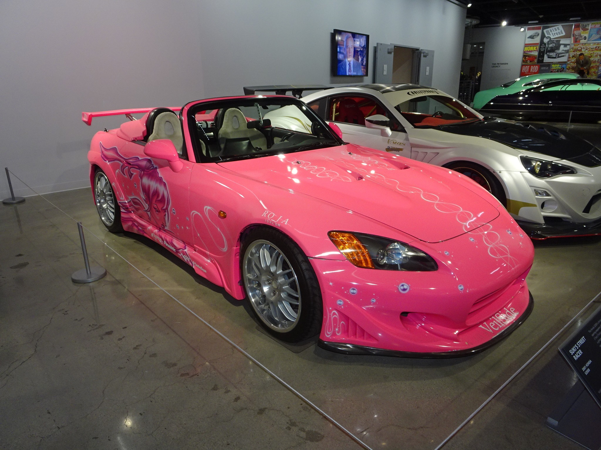 90056852_10219682671249781_31868 Xe thể thao màu hồng với thiết kế nghệ thuật độc đáo trưng bày tại triển lãm ô tô.