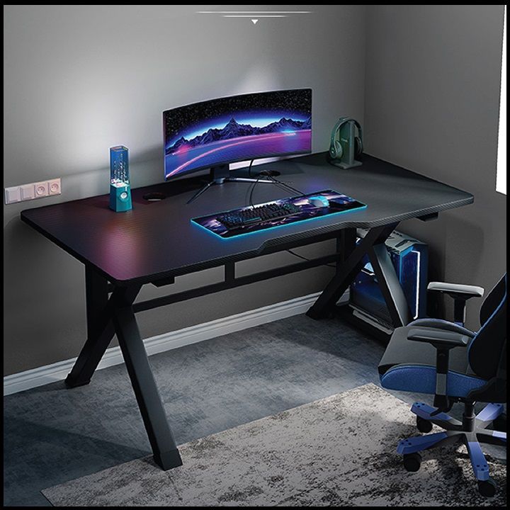 Bàn làm việc chơi game với màn hình cong, bàn phím RGB, và ghế xoay, tạo không gian hiện đại và tiện nghi.