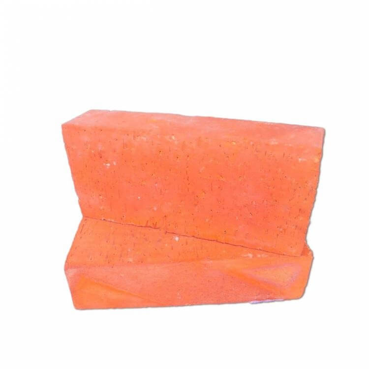 Hai viên gạch đỏ xếp chồng lên nhau, bề mặt nhám.