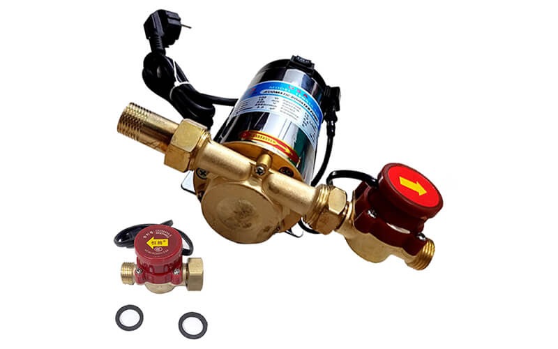 Máy bơm tăng áp mini màu vàng đỏ với linh kiện kèm theo, dùng để tăng áp lực nước cho gia đình.