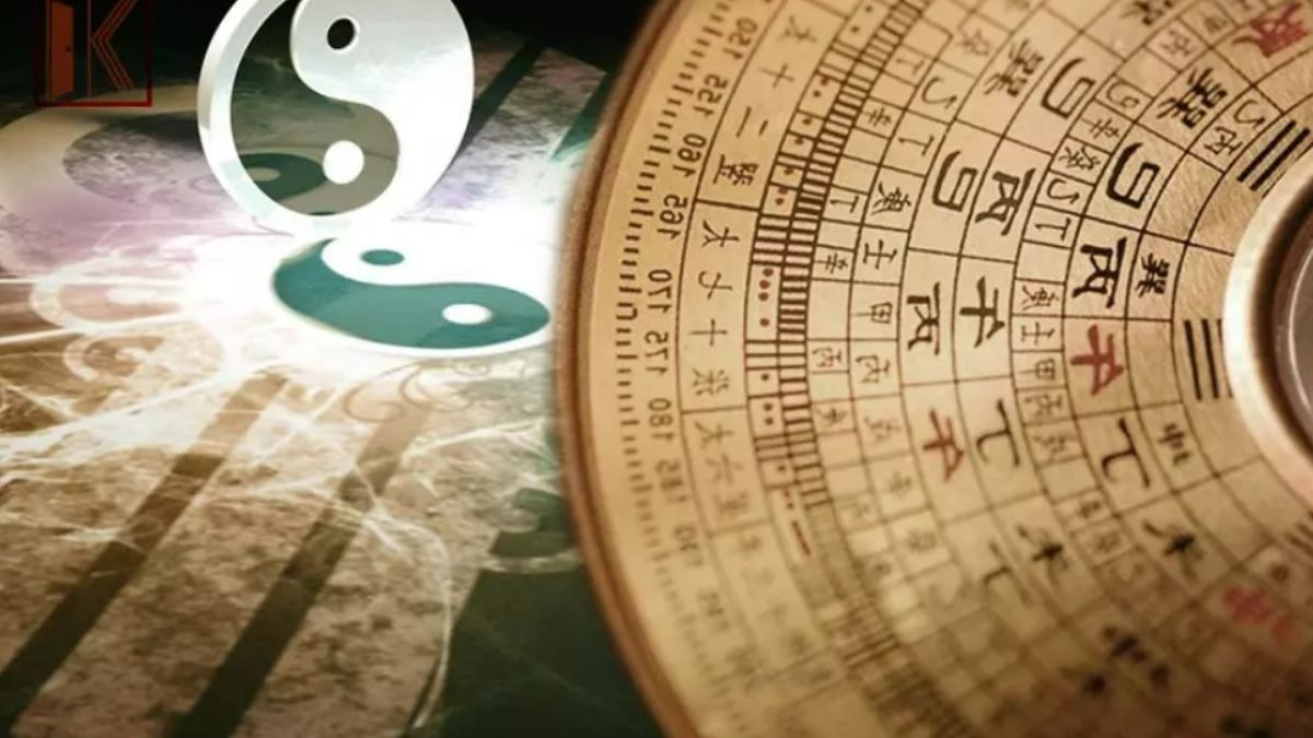 Biểu tượng âm dương và la bàn phong thủy truyền thống Trung Quốc.