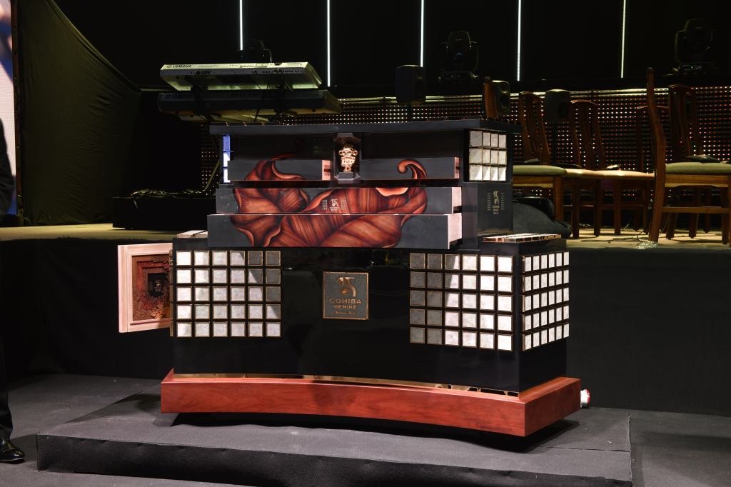 a850930 Hộp xì gà Cohiba đen và nâu nổi bật trên sân khấu với thiết kế trang trí nghệ thuật độc đáo.