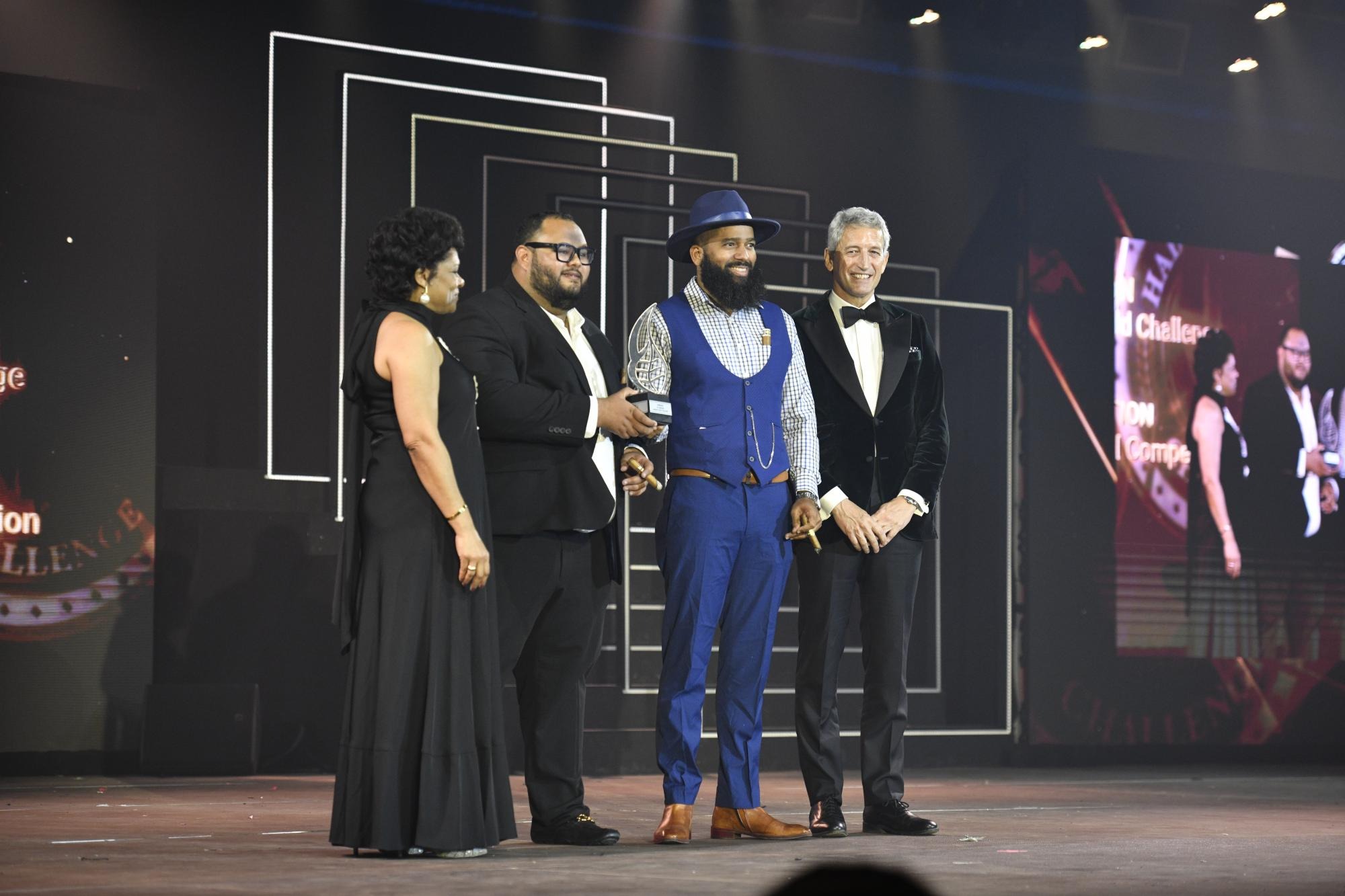 a851753-1 Nhóm người mặc đồ trang trọng trên sân khấu tại lễ trao giải.