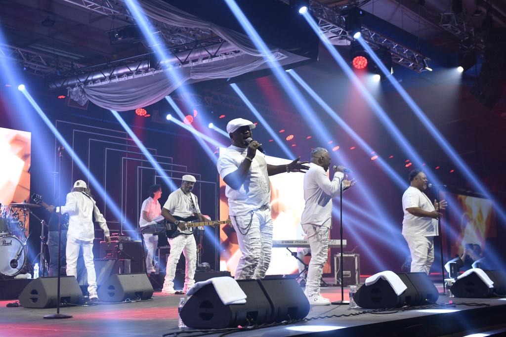 a852112-1 Ban nhạc biểu diễn sôi động trên sân khấu được chiếu sáng, với ánh sáng LED rực rỡ và âm thanh sống động.