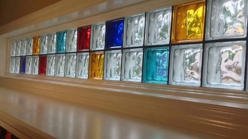 Cửa sổ kính màu sắc với ô kính đỏ, xanh, vàng tạo hiệu ứng ánh sáng nghệ thuật độc đáo trong không gian.