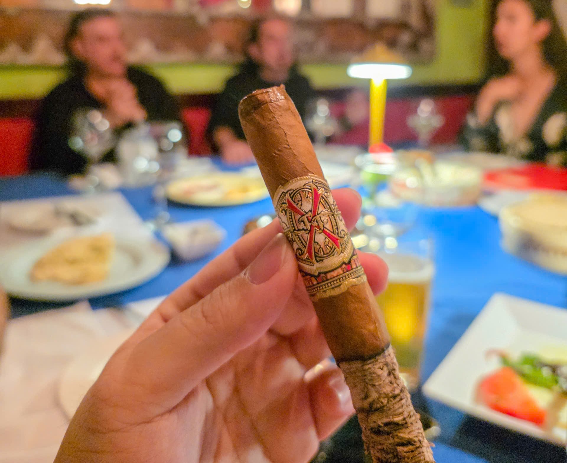 anh-duc-cam-dieu-cigar