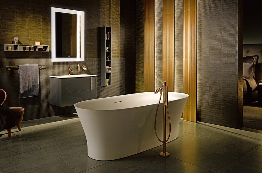 Phòng tắm hiện đại với bồn tắm độc lập màu trắng và nội thất sang trọng.